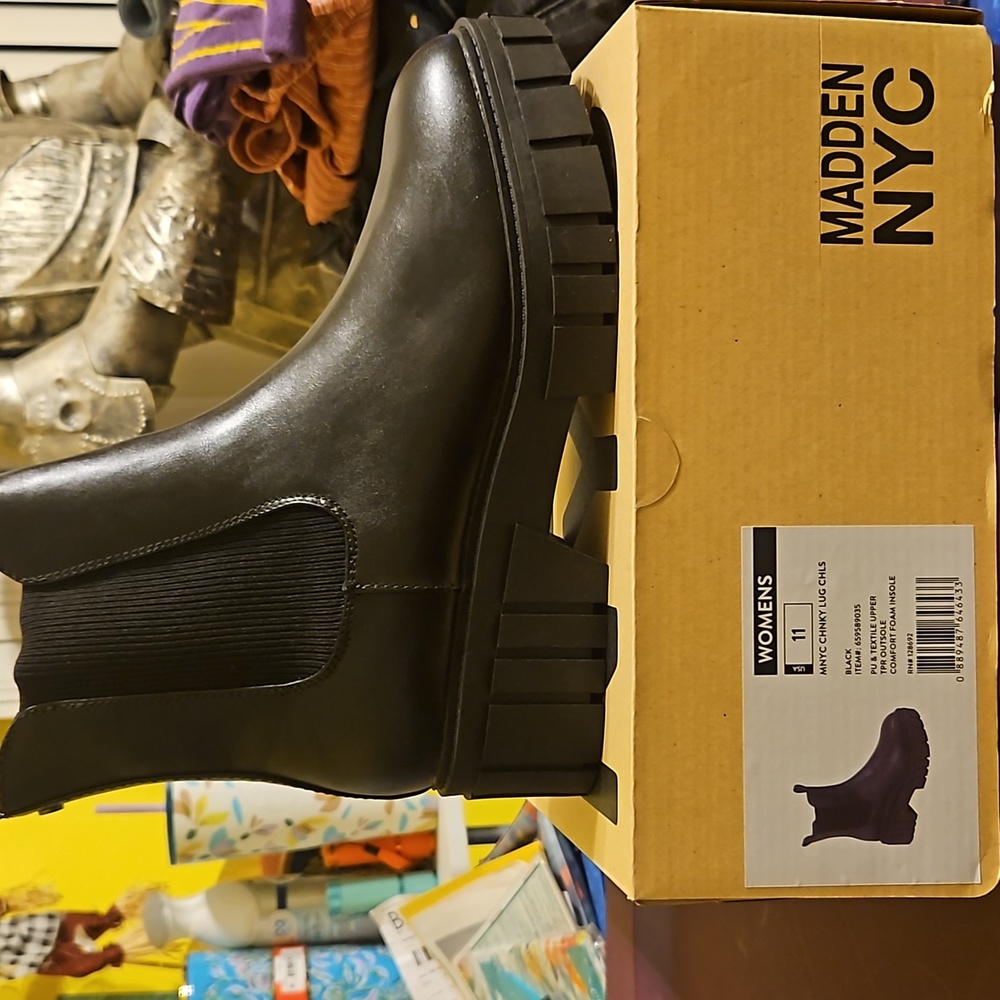 NIB MADDEN SZ 11 CHUNKY CHELSIE LUG BOOTS